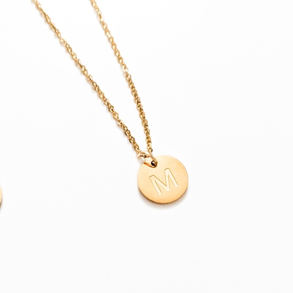 Letter M Circle Pendant Gold-plated Necklace - Picture 4 of 6